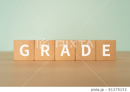 階級・グレードのイメージ｜「GRADE」と書かれたブロック 91379153