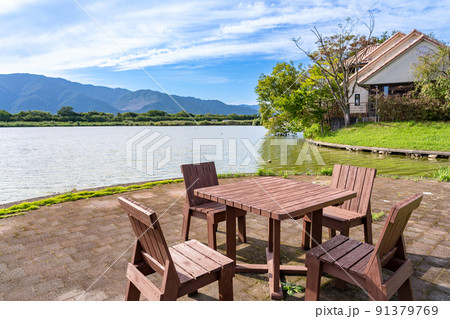 岐阜県海津市　初秋のアクアワールド水郷パークセンターの池と休憩用椅子とテーブル 91379769