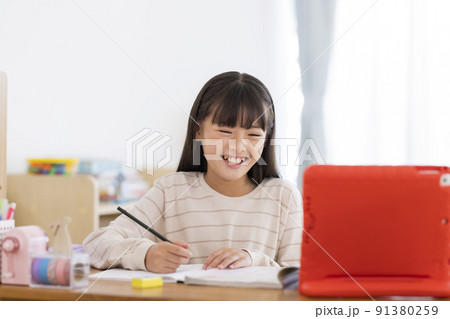 タブレットPCで勉強をする女の子 小学生 91380259