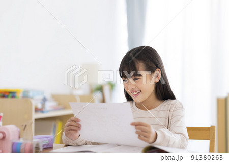 テストの結果を喜ぶ女の子 小学生 91380263