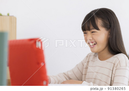 タブレットPCで勉強をする女の子 小学生 91380265