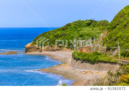 千里海岸と紀勢本線　新緑の頃 91382072