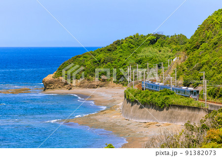 千里海岸と紀勢本線　新緑の頃 91382073