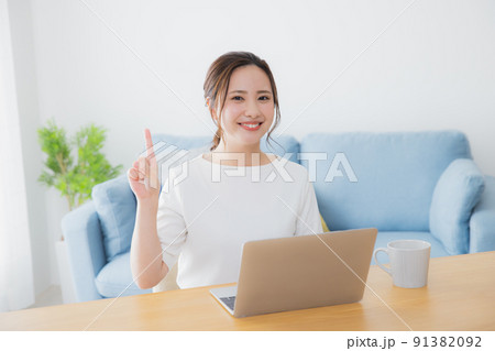 女性　テレワーク　　 91382092