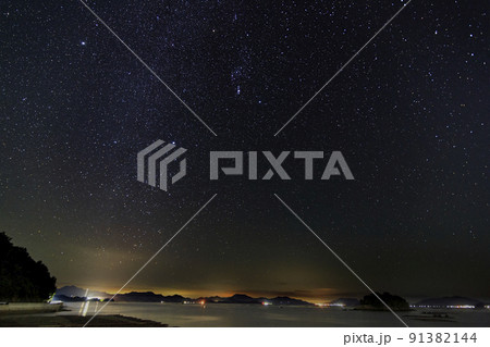 瀬戸内の秋の星景 オリオン座と冬の大三角 瀬戸内の秋の星景 オリオン座と冬の大三角 91382144