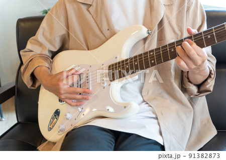 白いエレキギターを弾く若い男性 白いエレキギターを弾く若い男性 91382873