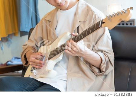 白いエレキギターを弾く若い男性 白いエレキギターを弾く若い男性 91382883