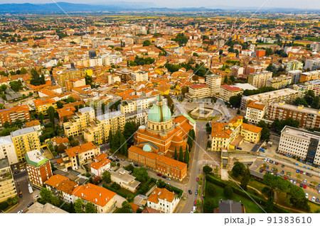 Udine cityscape with ossuary temple 91383610