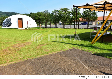 足柄上郡大井町　ビオトピアのオートキャンプ場受付と新緑 91384151