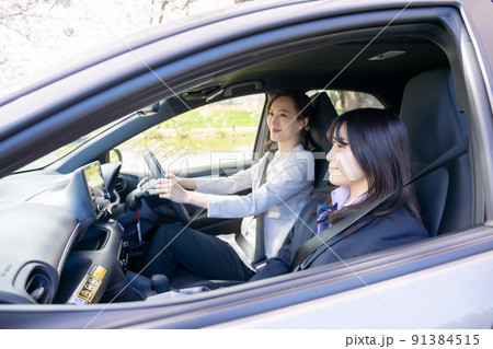 明るい昼間に運転をする母親と娘 91384515