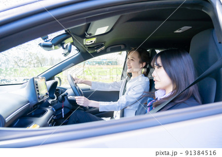 明るい昼間に運転をする母親と娘 91384516