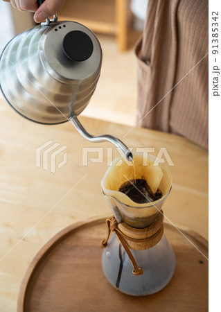 リビングでコーヒーを淹れる女性の手元 91385342