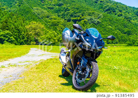 夏のバイクツーリング 緑あふれる里山の山林 c-2 高彩度 夏のバイクツーリング 緑あふれる里山の山林 c-2 高彩度 91385495