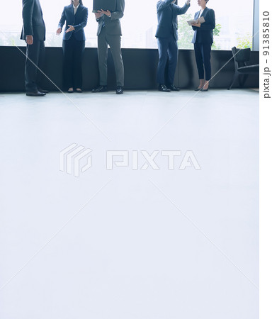 ロビーで会話するビジネスグループ 91385810
