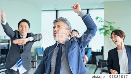 オフィスでダンスするビジネスグループ オフィスでダンスするビジネスグループ 91385817