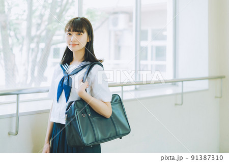 学校の廊下を歩く高校生 91387310