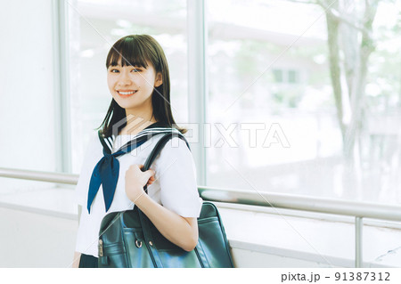 学校の廊下を歩く高校生 学校の廊下を歩く高校生 91387312