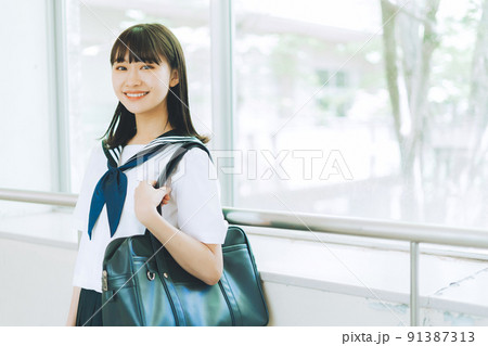学校の廊下を歩く高校生 91387313