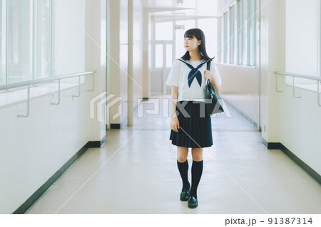 学校の廊下を歩く高校生 学校の廊下を歩く高校生 91387314