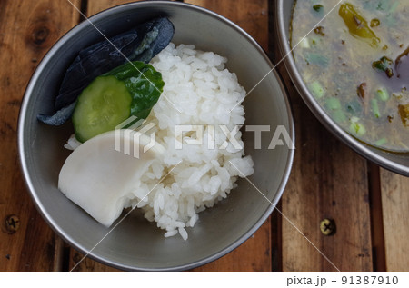 炊きたてのご飯とお漬物 91387910