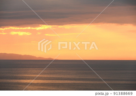 夕日に染まる水平線 夕日に染まる水平線 91388669