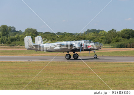 ノースアメリカンB-25Jミッチェル爆撃機離陸 91388836