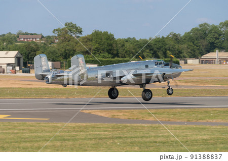 ノースアメリカンB-25Jミッチェル爆撃機離陸 ノースアメリカンB-25Jミッチェル爆撃機離陸 91388837