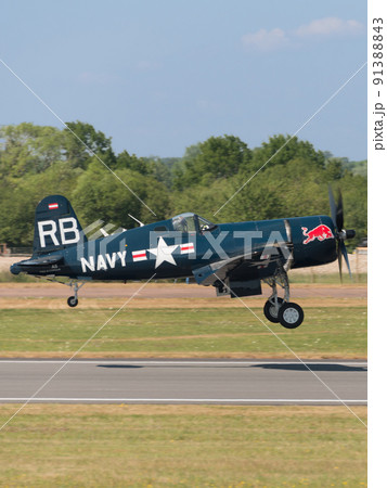 ヴォートF4U-4コルセア艦上戦闘機離陸 91388843