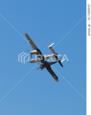 B-25Jミッチェル爆撃機を護衛するF4U-4コルセア艦上戦闘機 91388845