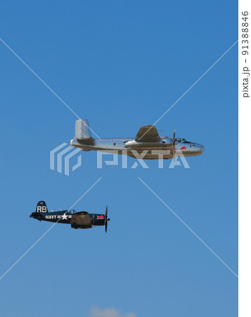 B-25Jミッチェル爆撃機を護衛するF4U-4コルセア艦上戦闘機 B-25Jミッチェル爆撃機を護衛するF4U-4コルセア艦上戦闘機 91388846