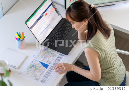 若い女性エンジニア　市場調査　商圏分析　マーケティングリサーチ 91389312