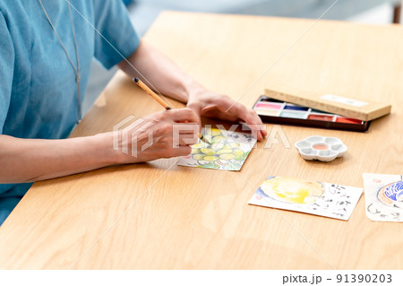 シニア女性　葉書　絵手紙 91390203