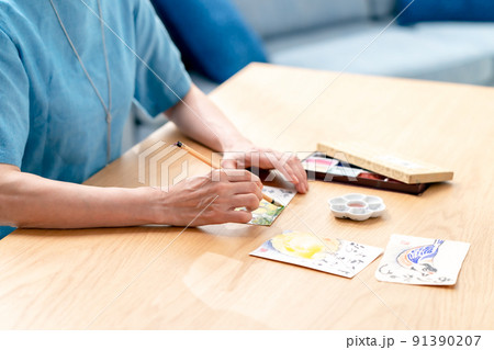 シニア女性　葉書　絵手紙 91390207