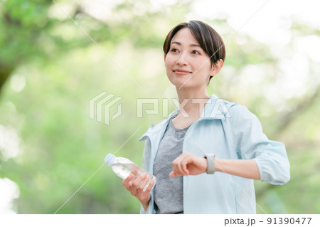 ミドル女性　ランニング　運動　水 91390477