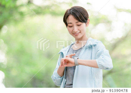 ミドル女性　ランニング　運動　水 91390478