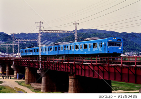 1999年　阪和線を走る103系普通電車4両 91390488