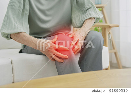 自宅で膝が痛いの高齢者女性のクローズアップ 自宅で膝が痛いの高齢者女性のクローズアップ 91390559