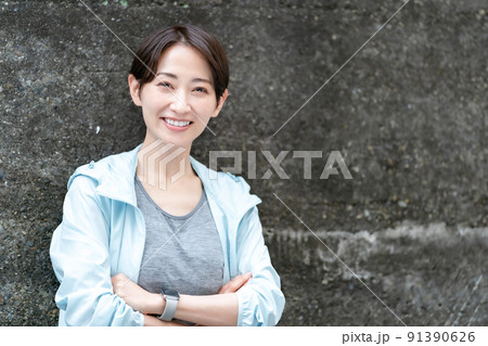 ミドル女性 スポーツウェア ポートレート ミドル女性 スポーツウェア ポートレート 91390626