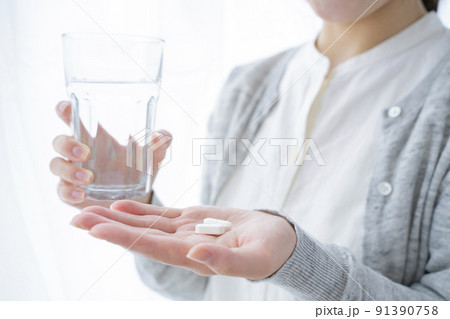 サプリを飲む女性 91390758