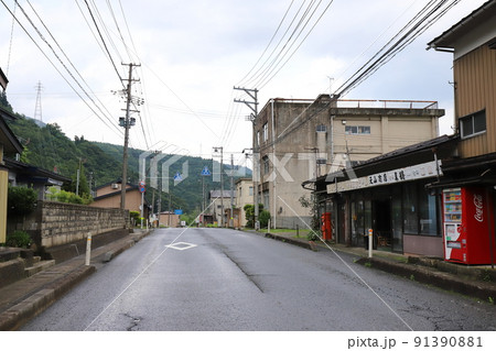 宮城　大崎　鳴子温泉　丸ポストのある風景（元山商店） 91390881