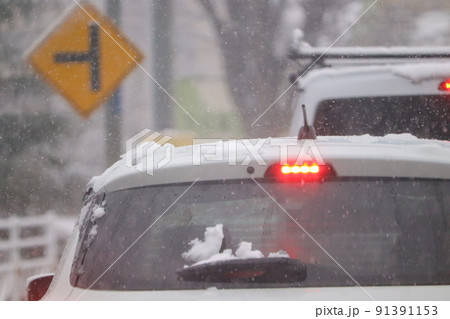 渋滞　雪　道路　事故　車　停止 91391153