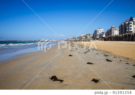 Saint-Malo beach and city, brittany, France Saint-Malo beach and city, brittany, France 91391358