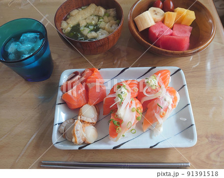 'Nigiri Sushi' made from salmon / サーモンの握り寿司ランチセット 'Nigiri Sushi' made from salmon / サーモンの握り寿司ランチセット 91391518