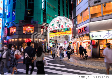 《東京都》池袋西口・夜の歓楽街 《東京都》池袋西口・夜の歓楽街 91391719