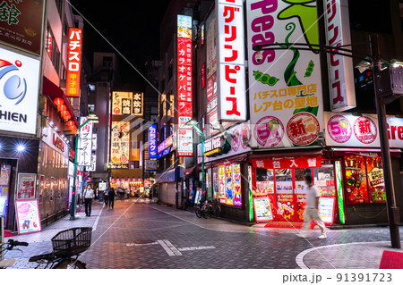 《東京都》池袋西口・夜の歓楽街 《東京都》池袋西口・夜の歓楽街 91391723