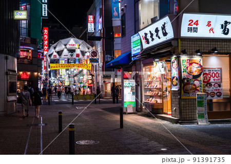 《東京都》池袋西口・夜の歓楽街 《東京都》池袋西口・夜の歓楽街 91391735