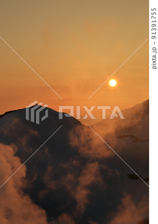残雪期の雷鳥荘から望む大日連峰の夕日 ( 2022/04/19 ) 残雪期の雷鳥荘から望む大日連峰の夕日 ( 2022/04/19 ) 91391755