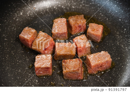 焼いたサイコロステーキ 91391797