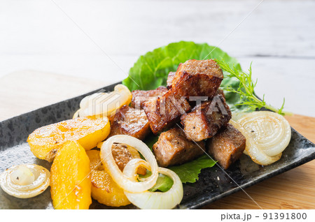 焼いた野菜とサイコロステーキ 91391800