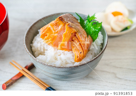 ご飯にのっけた焼き鮭 91391853